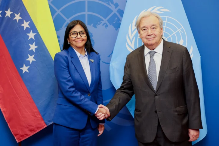 Rodríguez, estrechando la mano del secretario general de las Naciones Unidas, António Guterres, antes de la 81.ª sesión de la Asamblea General de las Naciones Unidas en Nueva York. La presidenta interina de Venezuela se reunió el 21 de septiembre con funcionarios del Fondo Monetario Internacional (FMI) y de otros organismos multilaterales como parte de su viaje a Nueva York para asistir a la Asamblea General de la ONU, según informó la televisión estatal. (Foto facilitada / Presidencia de Venezuela / AFP) Rodríguez, estrechando la mano del secretario general de las Naciones Unidas, António Guterres, antes de la 81.ª sesión de la Asamblea General de las Naciones Unidas en Nueva York. La presidenta interina de Venezuela se reunió el 21 de septiembre con funcionarios del Fondo Monetario Internacional (FMI) y de otros organismos multilaterales como parte de su viaje a Nueva York para asistir a la Asamblea General de la ONU, según informó la televisión estatal. (Foto facilitada / Presidencia de Venezuela / AFP)
