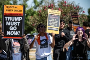 Estudiantes adolescentes de Texas protestan contra ICE que tiroteó a venezolano