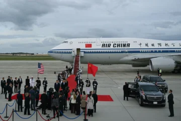 Trump da a Xi inusual bienvenida al pie del avión presidencial chino
