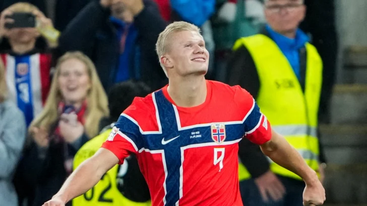 Haaland, la estrella del Mundial, marcó hoy doblete en triunfo de Noruega sobre Dinamarca