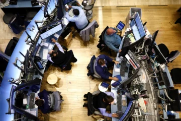 Wall Street cierra en rojo una sesión de inicio de semana marcada por los bonos