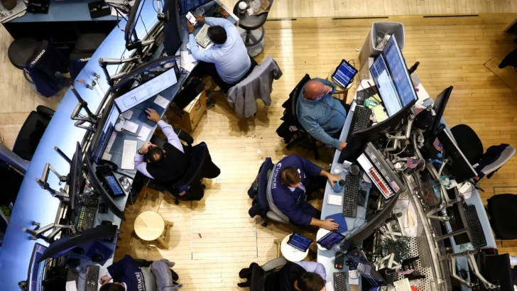 Wall Street cierra en rojo una sesión de inicio de semana marcada por los bonos