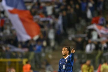 Francia gana con las justas sin Mbappé e Italia con contundencia