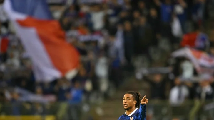 Francia gana con las justas sin Mbappé e Italia con contundencia
