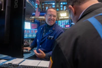 Wall Street cierra mixto un mes de oscilaciones por los tipos, los bonos y el petróleo