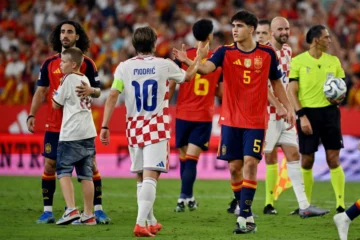 Croacia goleada por España, cuyo público ovaciona al croata Luka Modric