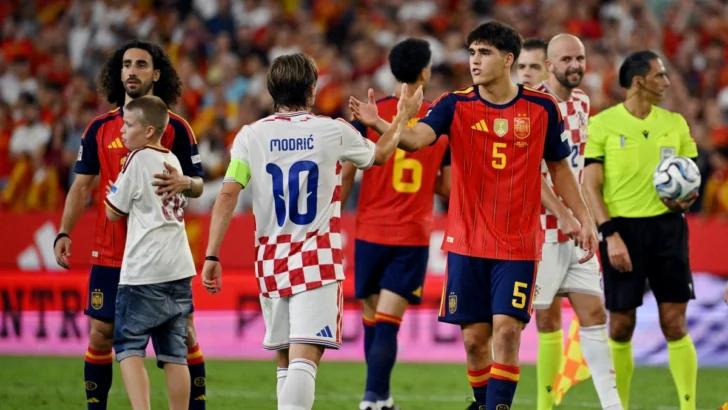 Croacia goleada por España, cuyo público ovaciona al croata Luka Modric