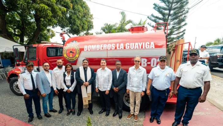 Banco Popular dona dos camiones de bomberos a La Guáyiga