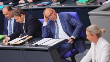 Ultraderecha alemana AfD confirma su progresión y debilita al partido del canciller Merz