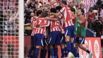 Atlético Madrid vence a Real Madrid en un derbi capitalino con polémicas arbitrales Atlético Madrid vence a Real Madrid en un derbi capitalino con polémicas arbitrales
