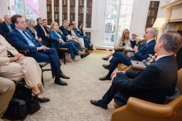 Abinader presenta ante empresarios las oportunidades de inversión en RD y apuesta por semiconductores y tierras raras