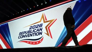 No es candidato, pero está en campaña: Donald Trump da un espectáculo en Dallas.