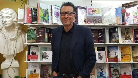 El poeta es un caminante que siempre está haciéndose preguntas