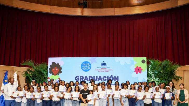 Más de 900 adolescentes se gradúan de los Clubes de Chicas de Supérate