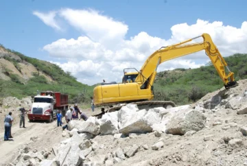 Continúa paro por explotación de yeso en Tamayo tras reunión con Energía y Minas y Cementos Cibao