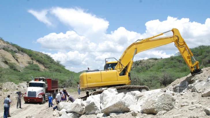 Continúa paro por explotación de yeso en Tamayo tras reunión con Energía y Minas y Cementos Cibao