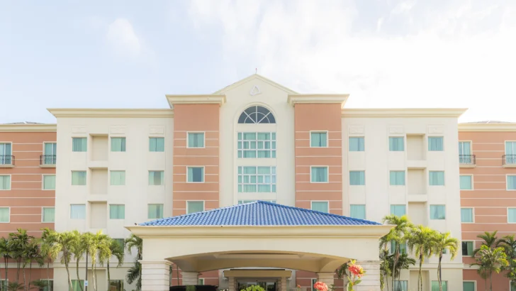Inclusión laboral toma espacio en hoteles mientras persisten brechas de género