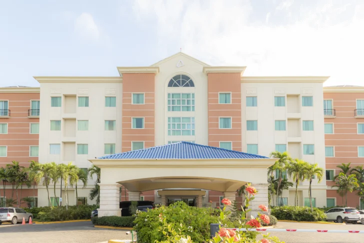 Inclusión laboral toma espacio en hoteles mientras persisten brechas de género