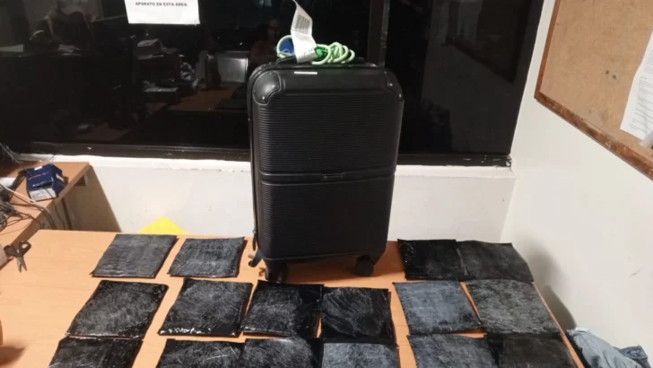 Detienen en el AILA a mujer con 16 láminas de presunta cocaína ocultas en pantalones Detienen en el AILA a mujer con 16 láminas de presunta cocaína ocultas en pantalones