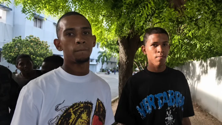 Jóvenes requeridos por la Dicrim se entregan en Santo Domingo tras denunciar trabas para hacerlo en Barahona