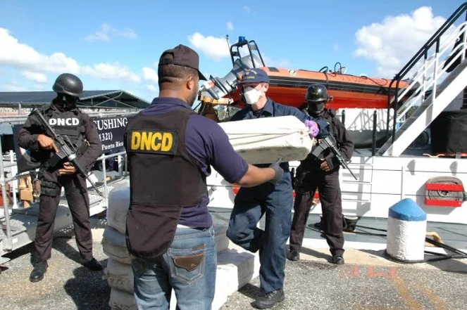 El 6 de diciembre de 2024, en el puerto de Caucedo, las autoridades ocuparon 9.889 kilogramos de cocaína, 9.8 toneladas, distribuidos en 9.587 paquetes. La Procuraduría presentó el caso como una incautación histórica y explicó que la investigación contó con apoyo de la DEA y cooperación internacional.  