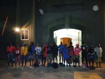 Ejército detiene a 16 haitianos tras desembarco de una yola en Montecristi Ejército detiene a 16 haitianos tras desembarco de una yola en Montecristi