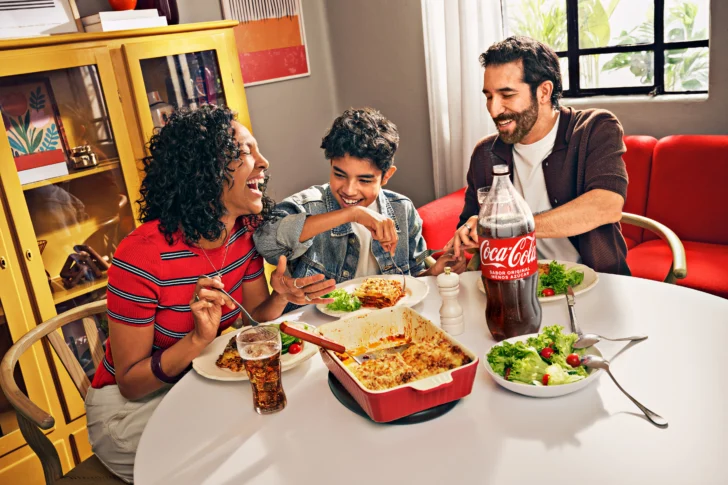 El-Mundo-Puede-Esperar-campana-global-de-Coca-Cola-disenada-para-la-importancia-de-celebrar-los-momentos-cotidianos.jpg-728x485