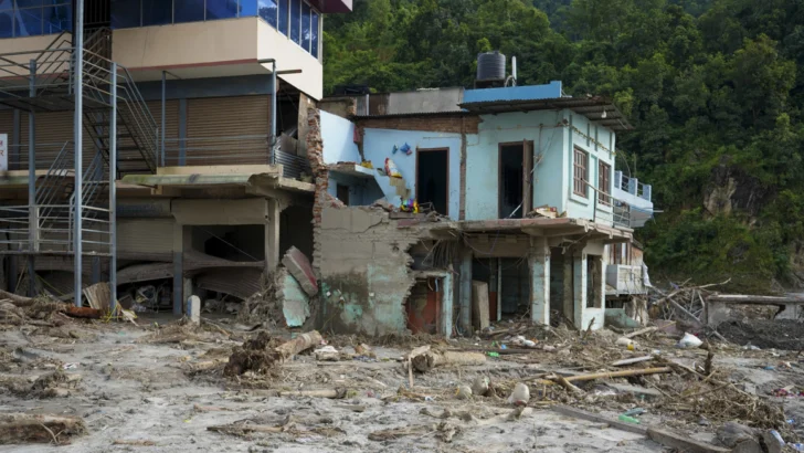 Nepal y China cifran en mil los muertos en la riada mientras buscan miles de desaparecidos