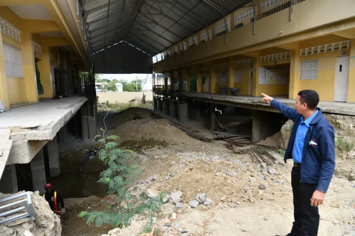 Padres y madres anuncian paro en Santiago Oeste por retrasos en escuela Rafaela Jiminián