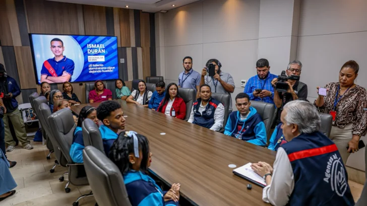 Estudiantes cuentan a De Camps su experiencia tras completar más de 500 horas de lectura Estudiantes cuentan a De Camps su experiencia tras completar más de 500 horas de lectura