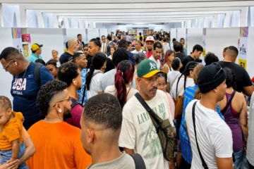 Feria del Libro logra acogida popular; García Cartagena analiza obra de Mármol