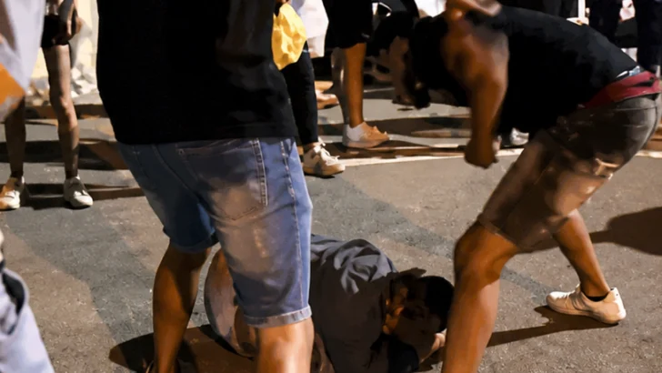 Grupo de jóvenes persigue y golpea a un hombre magrebí durante fiestas en Valencia