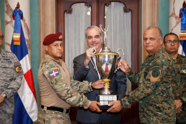  El presidente Luis Abinader recibió en el Palacio Nacional al equipo dominicano de Fuerzas Especiales que conquistó el primer lugar en la competencia internacional Fuerza Comando Paraguay 2026. La hazaña no solo representa una victoria militar, sino también una muestra del carácter, la disciplina y la entrega de hombres que llevaron la bandera dominicana hasta lo más alto. 