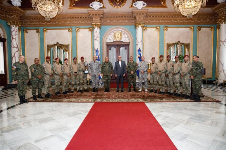 El encuentro, celebrado en el Salón Embajadores, tuvo un ambiente solemne y emotivo. Allí, el mandatario felicitó personalmente a los integrantes del equipo y resaltó el salto que ha dado el país en este tipo de escenarios, pasando de ocupar posiciones rezagadas a colocarse en la primera línea de la competencia continental. 