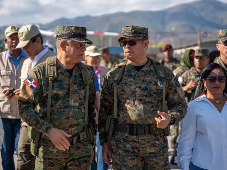 La jornada final se desarrolló en áreas bajo responsabilidad de la Quinta Brigada de Infantería, con sede en Barahona, donde el alto oficial inspeccionó puntos estratégicos y sostuvo contacto directo con el personal desplegado. 