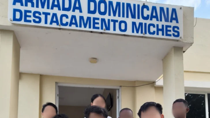 Armada frustra viaje ilegal a Puerto Rico y detiene a siete extranjeros en Miches Armada frustra viaje ilegal a Puerto Rico y detiene a siete extranjeros en Miches