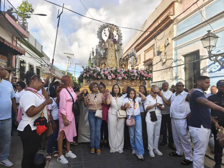 Fieles recorren la Ciudad Colonial en procesión por el Día de la Virgen de las Mercedes Fieles recorren la Ciudad Colonial en procesión por el Día de la Virgen de las Mercedes