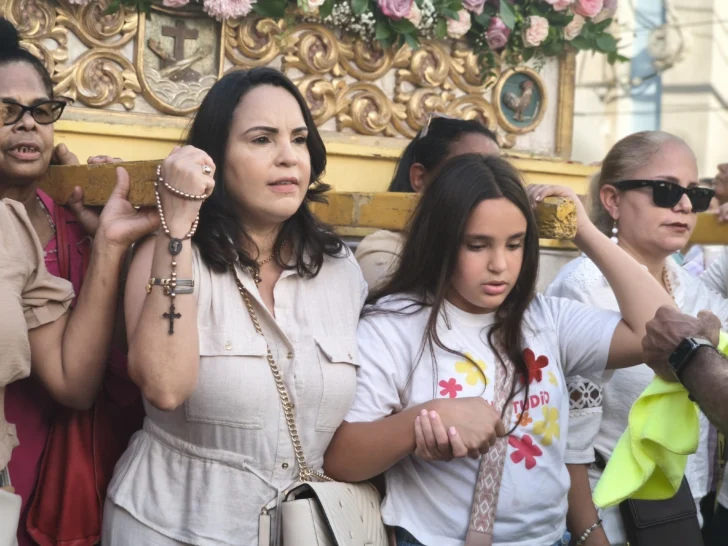 Fieles recorren la Ciudad Colonial en procesión por el Día de la Virgen de las Mercedes Fieles recorren la Ciudad Colonial en procesión por el Día de la Virgen de las Mercedes