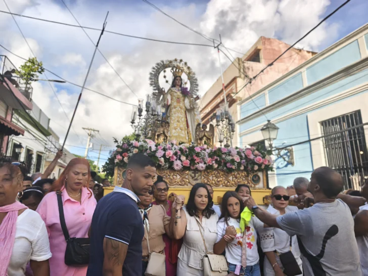 Fieles recorren la Ciudad Colonial en procesión por el Día de la Virgen de las Mercedes Fieles recorren la Ciudad Colonial en procesión por el Día de la Virgen de las Mercedes
