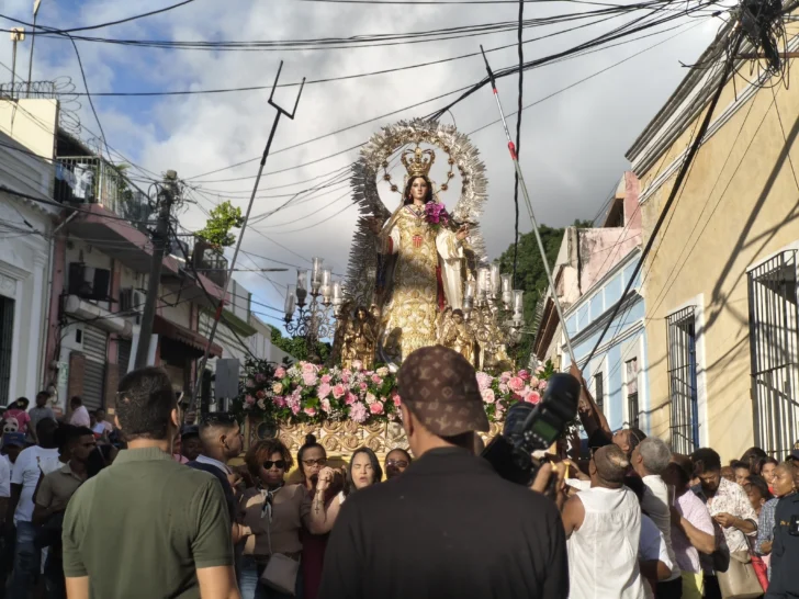 Fieles recorren la Ciudad Colonial en procesión por el Día de la Virgen de las Mercedes Fieles recorren la Ciudad Colonial en procesión por el Día de la Virgen de las Mercedes