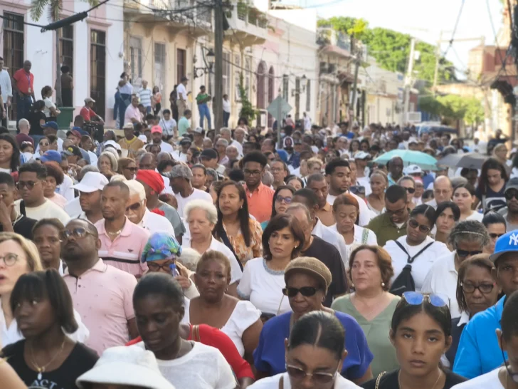Fieles recorren la Ciudad Colonial en procesión por el Día de la Virgen de las Mercedes Fieles recorren la Ciudad Colonial en procesión por el Día de la Virgen de las Mercedes