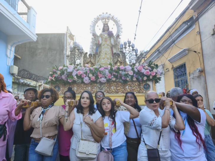 Fieles recorren la Ciudad Colonial en procesión por el Día de la Virgen de las Mercedes Fieles recorren la Ciudad Colonial en procesión por el Día de la Virgen de las Mercedes