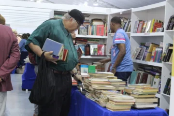 El séptimo día de la Feria Internacional del Libro refuerza su éxito con gran afluencia de familias y colegios
