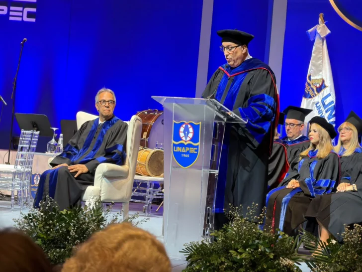 Mármol, Honoris Causa – Universidad APEC, plantea usar educación, inteligencia artificial y poesía para defender al ser humano