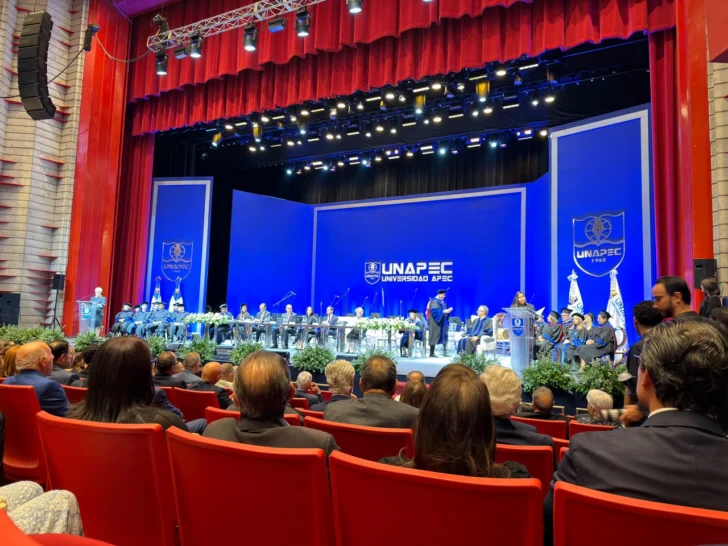 Mármol, Honoris Causa – Universidad APEC, plantea usar educación, inteligencia artificial y poesía para defender al ser humano