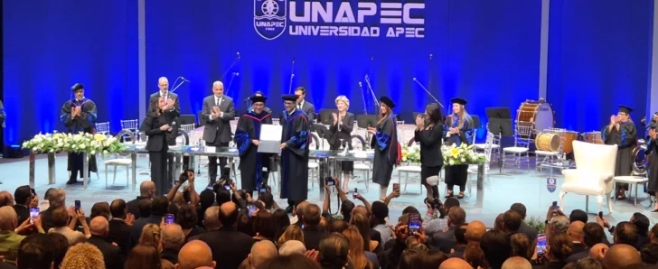 Mármol, Honoris Causa – Universidad APEC, plantea usar educación, inteligencia artificial y poesía para defender al ser humano