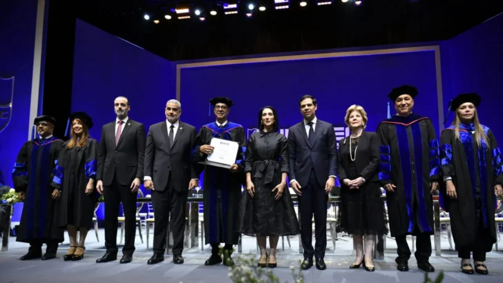 Mármol, Honoris Causa – Universidad APEC, plantea usar educación, inteligencia artificial y poesía para defender al ser humano
