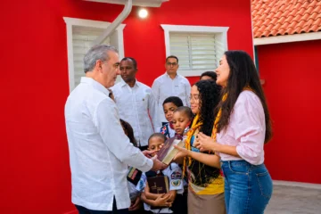 Jóvenes adventistas entregan una Biblia a Luis Abinader durante inauguración de CAIPI