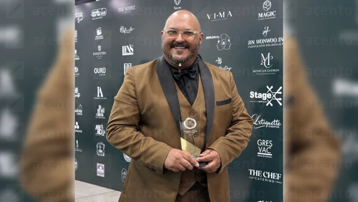 Leo Suberví recibe en Ecuador galardón como Mejor Orquesta para Fiestas