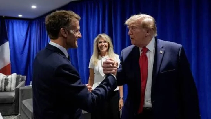 Macron sugiere a Trump medidas para reabrir el estrecho de Ormuz y bajar el precio del petróleo